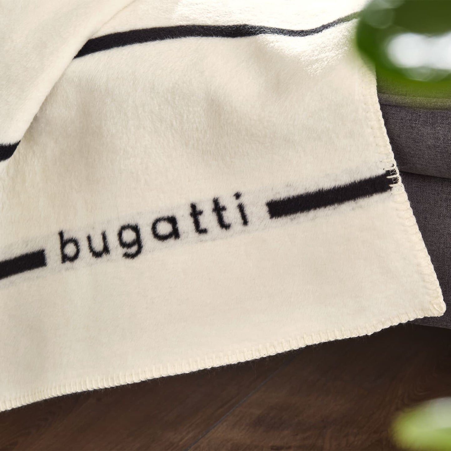 Bugatti 2488 Jaquard Wohndecke Wollweiß-Schwarz