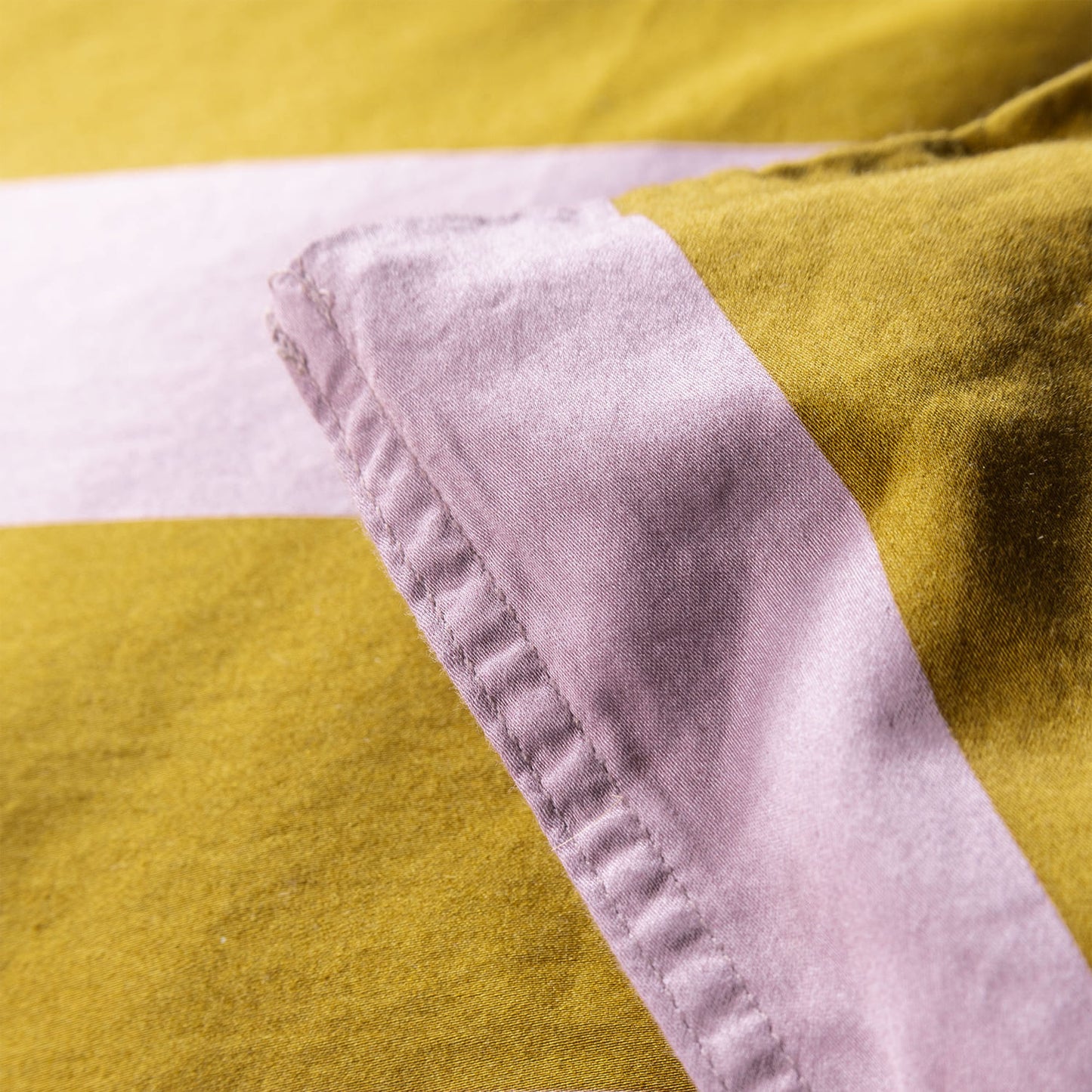 Essenza Minte Stripe Pale Purple-Olive Satin Bettwäsche